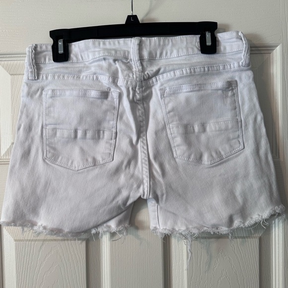 Kut from the Kloth White Frayed Hem Jean Shorts Size 6 Excellent condition⚾️👓 - Picture 2 of 3